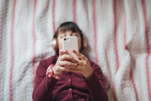 6 συμπεριφορές των γονιών που θα τους γυρίσουν μπούμερανγκ στην εφηβεία των παιδιών τους - εικόνα 1