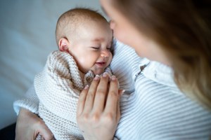 Τι θέλει να μου πει το μωρό; 4 κινήσεις που κάνουν τα νεογέννητα και τι σημαίνουν - εικόνα 1