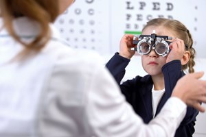 Μυωπία στα παιδιά: Γιατί αυξάνεται παγκοσμίως και ποιες εξετάσεις πρέπει να κάνουν - εικόνα 1