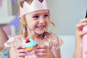 Γιατί στην Ελλάδα δεν αφήνουμε ποτέ τα παιδιά μας μόνα στα παιδικά πάρτι; - εικόνα 1