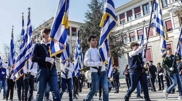 Mαθητής δημοτικού με αυτισμό αποκλείστηκε από σημαιοφόρος στην παρέλαση - εικόνα 2