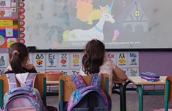 Ένας δάσκαλος μας έκανε να αναπολήσουμε τα σχολικά μας χρόνια- Το βίντεο με τα βιβλία που μας έμαθαν πολλά - εικόνα 1