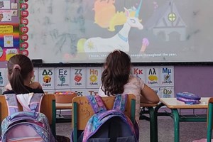 Ένας δάσκαλος μας έκανε να αναπολήσουμε τα σχολικά μας χρόνια- Το βίντεο με τα βιβλία που μας έμαθαν πολλά - εικόνα 1