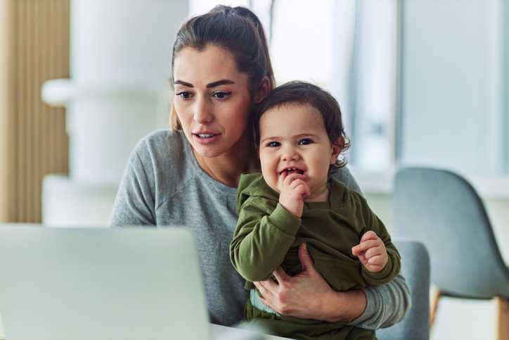 Εργαζόμενες μαμάδες και ενοχές: Γιατί νιώθουμε έτσι; - εικόνα 2