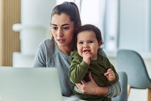 Εργαζόμενες μαμάδες και ενοχές: Γιατί νιώθουμε έτσι; - εικόνα 2