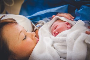 H καισαρική τομή είναι η μόνη χειρουργική επέμβαση, στην οποία η μητέρα αναμένεται να σταθεί όρθια περίπου έξι ώρες αργότερα - εικόνα 2