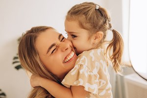 Γιατί τα μικρά παιδιά λατρεύουν να ρίχνουν πράγματα...κάτω; - εικόνα 1