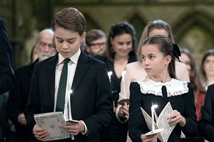 Λαίδη Κίτι Σπένσερ: Η χριστουγεννιάτικη φωτογραφία της κόρης της, Αθηνά, με το πιο όμορφο παιδικό παλτό - εικόνα 4