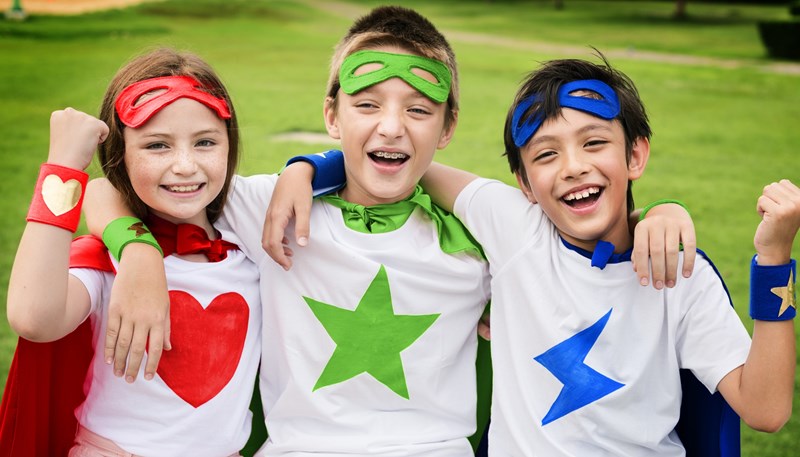 κοριτσι φοραει μπλουζα σουπερ ηρωα