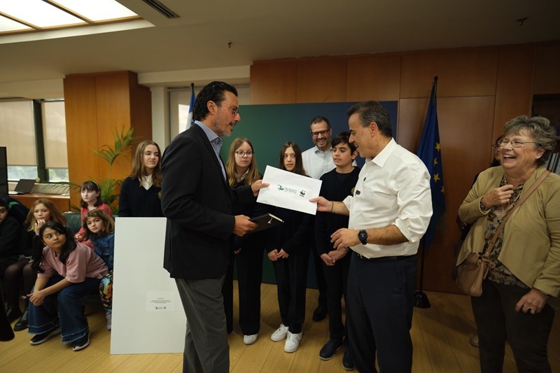 Ο Δημήτρης Καραβέλλας (γενικός δ/ντής στο WWF Ελλάς) παραδίδει το υλικό των επιστολών-ζωγραφιών των μαθητών στον υπουργό Περιβάλλοντος και Ενέργειας, Σταύρο Παπασταύρου