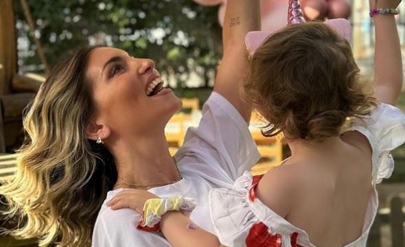 Η Αθηνά Οικονομάκου φωτογραφίζεται με τον Bruno Cerella και τη μικρή Σιέννα - εικόνα 2