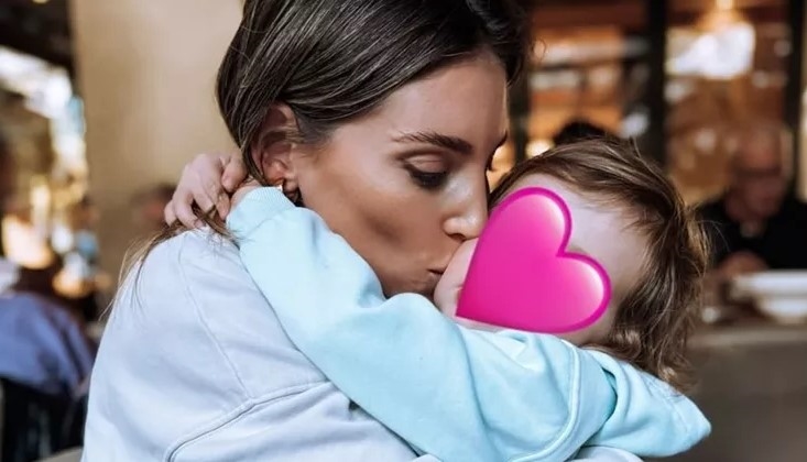 H Σιέννα Μιχαλοπούλου τραγουδά στην Αθηνά Οικονομάκου αυτό που κάθε μαμά θα ήθελε να ακούσει - εικόνα 1