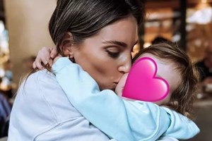 H Σιέννα Μιχαλοπούλου τραγουδά στην Αθηνά Οικονομάκου αυτό που κάθε μαμά θα ήθελε να ακούσει - εικόνα 1