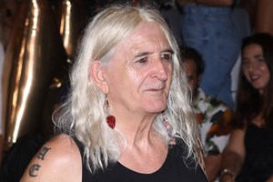 "Θα αγαπούσες τη μαμά σου, αν δεν ήτανε η μαμά σου;" Το τραγούδι του Νίκου Καρβέλα για τη γονεϊκότητα - εικόνα 1