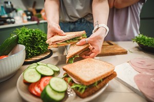 Brunch στο σπίτι: Φτιάξε τις πιο υγιεινές αυγοφέτες στο air fryer - εικόνα 2