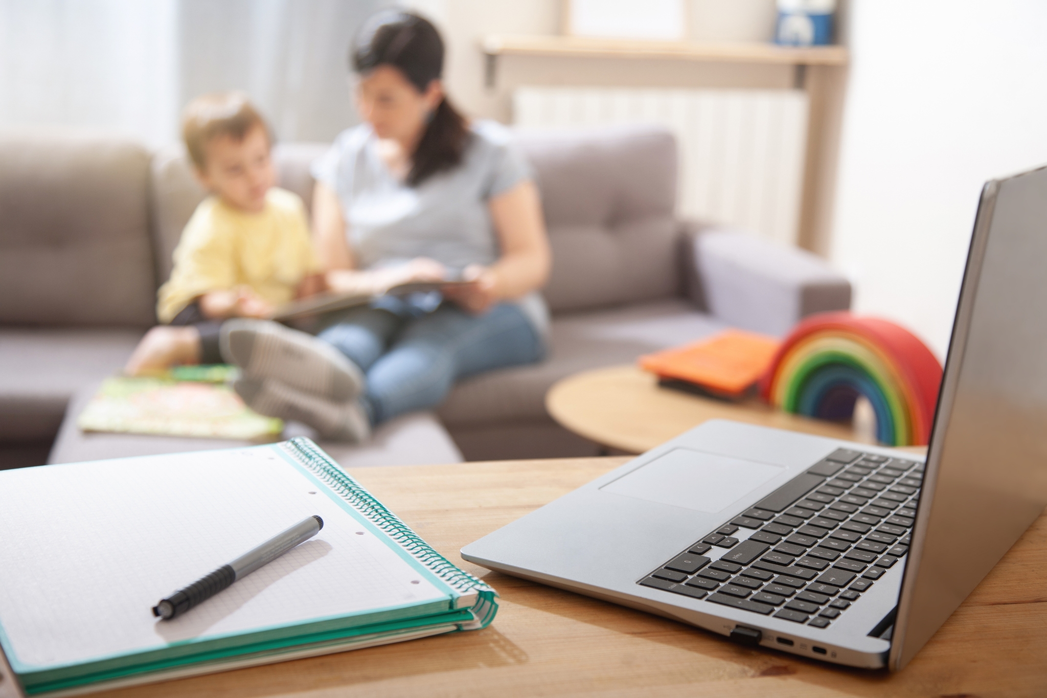 Εργαζόμενες μαμάδες και ενοχές: Γιατί νιώθουμε έτσι; - εικόνα 1