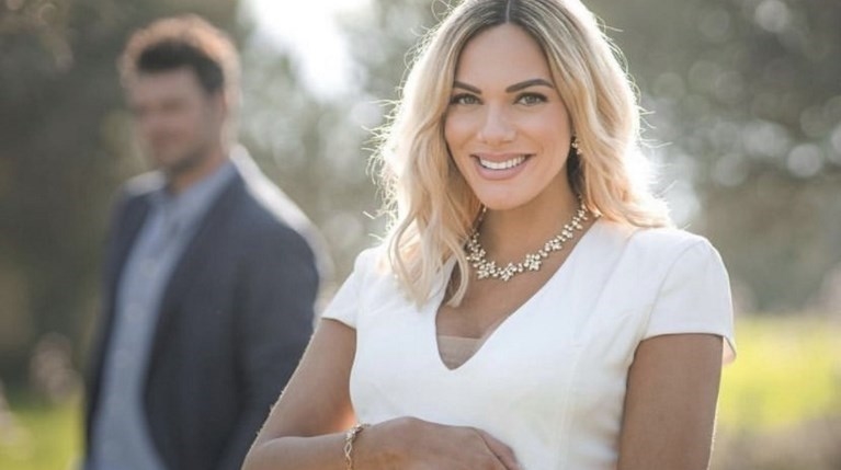 Η Ιωάννα Μαλέσκου στις τελευταίες προετοιμασίες της βάφτισης μαζί με την κόρη της - εικόνα 1