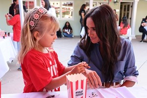 Ο πρίγκιπας Χάρι ξαναζεί με τα παιδιά του την επίσκεψή του στην Disneyland με την πριγκίπισσα Νταϊάνα - εικόνα 1