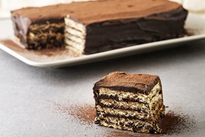 Δεν έχεις χρόνο αλλά θέλεις γλυκό; Φτιάξε ένα σοκολατένιο κέικ με 3 υλικά - εικόνα 1