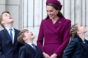 Βασίλισσα Ράνια: Ποιο αγαπημένο της κόσμημα δανείζονται συχνά οι δυο κόρες της, Ιμάν και Σάλμα; - εικόνα 1