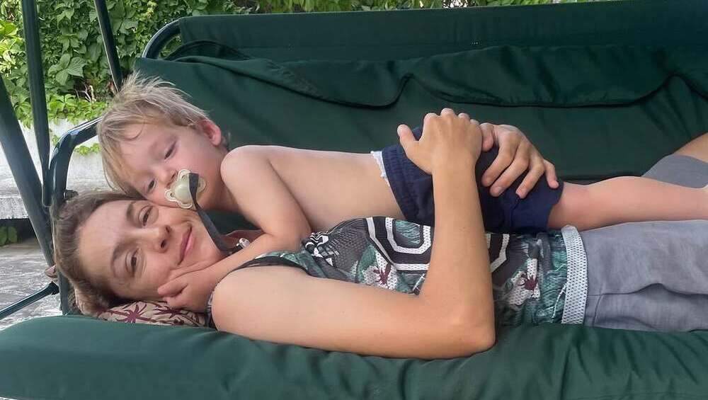 Ο γιος της Γιούλικας Σκαφιδά σε παιχνίδια με τη νονά του, Ευδοκία Ρουμελιώτη, λίγο πριν το γύρισμα - εικόνα 2