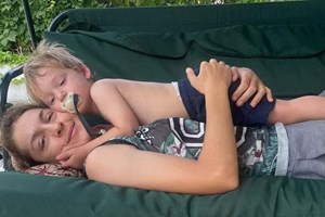 Ο γιος της Γιούλικας Σκαφιδά σε παιχνίδια με τη νονά του, Ευδοκία Ρουμελιώτη, λίγο πριν το γύρισμα - εικόνα 2