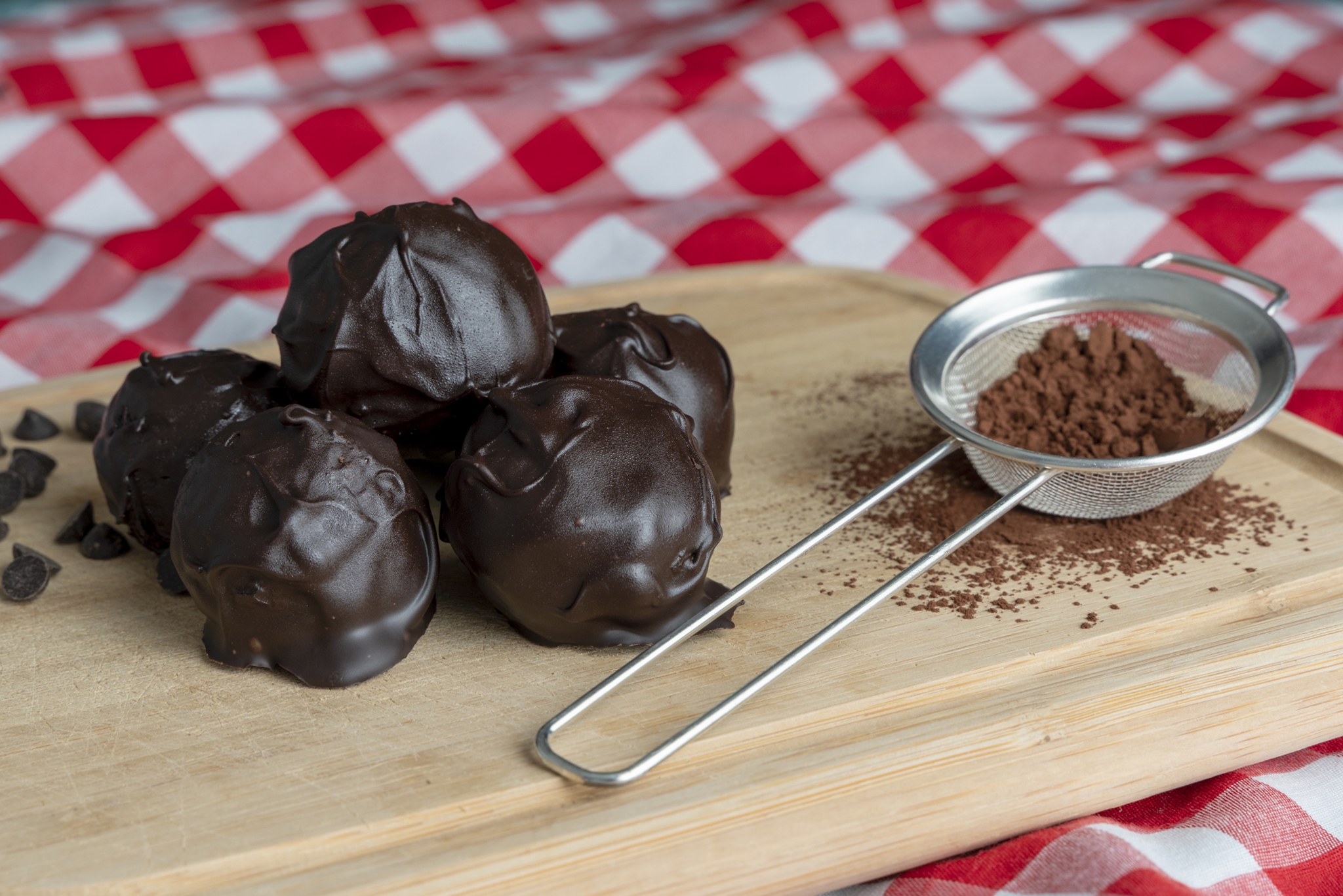 Με 5 υλικά έχεις γλυκό: Πανεύκολα σοκολατάκια με φράουλα - εικόνα 2