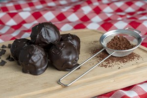 Με 5 υλικά έχεις γλυκό: Πανεύκολα σοκολατάκια με φράουλα - εικόνα 2