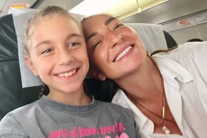 Ο Αποστόλης Τότσικας και τη Ρούλα Ρέβη παραδίδουν μαθήματα σκίτσου με τα δίδυμα παιδιά τους, Ειρήνη και Άγγελο - εικόνα 1