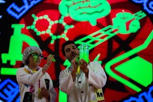 Γονείς σε απόγνωση; Η κωμωδία απαντά με μια ιδέα που κάνει θραύση στην Αγγλία - εικόνα 1