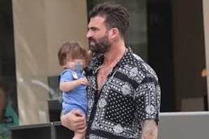 Ο Δημήτρης Αλεξάνδρου απαθανατίζει τον γιο του πάνω σε τρακτέρ στον Όλυμπο - εικόνα 1