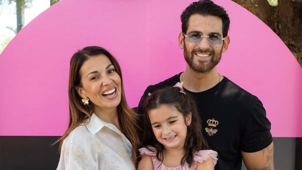 Η Ελένη Χατζίδου βοηθά την κορούλα της στην ορθογραφία (Βίντεο) - εικόνα 1