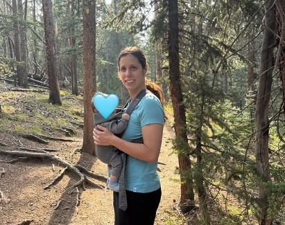 Βίντεο: Μια γάτα βοηθά τη νέα μαμά να αντλήσει γάλα με το θήλαστρο! - εικόνα 1