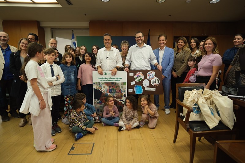 Ο υπουργός Περιβάλλοντος και Ενέργειας, Σταύρος Παπασταύρου, και ο υφυπουργός Περιβάλλοντος και Ενέργειας, Νίκος Τσάφος, μαζί με μαθητές/ μαθήτριες που συμμετείχαν στη δράση