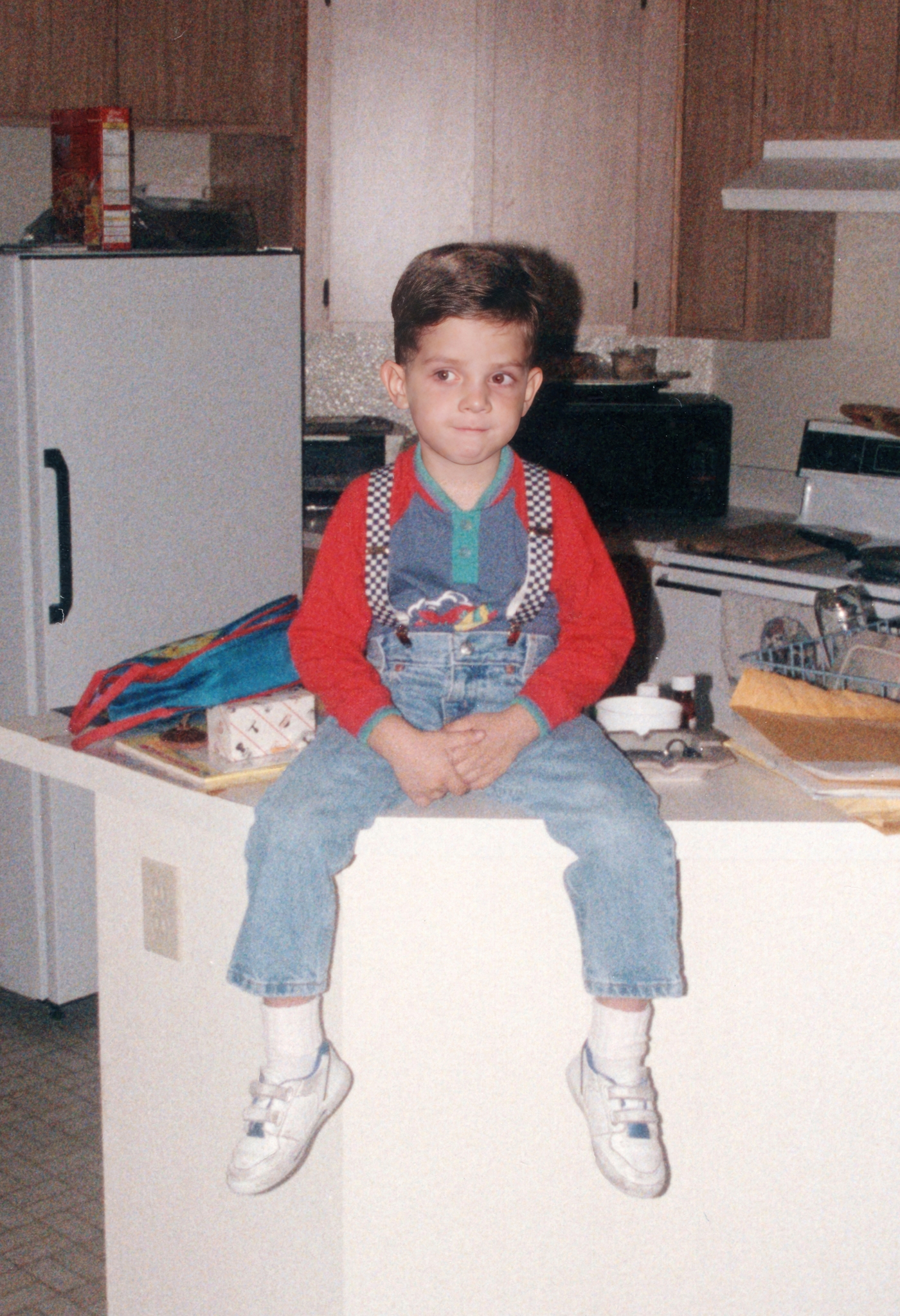 παιδι στα 80s με παπαπουτσια velcro