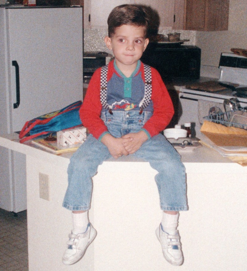 παιδι στα 80s με παπαπουτσια velcro