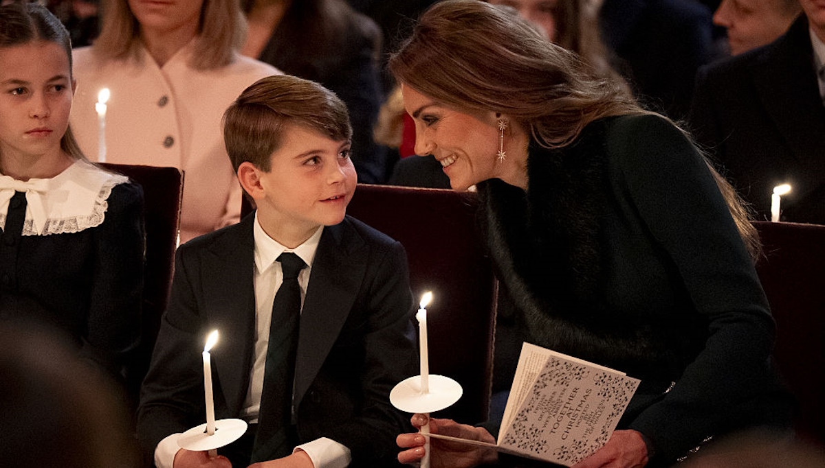 Μια πολύ τρυφερή στιγμή! Βίντεο δείχνει τη στιγμή που ο βασιλιάς Κάρολος αγκαλιάζει τα εγγόνια του, Τζορτζ και Λούις - εικόνα 1