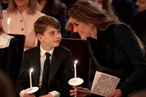 Μια πολύ τρυφερή στιγμή! Βίντεο δείχνει τη στιγμή που ο βασιλιάς Κάρολος αγκαλιάζει τα εγγόνια του, Τζορτζ και Λούις - εικόνα 1