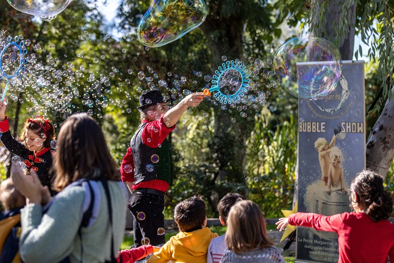 ChristmasInAthens_Xmas Market_Bubble Show