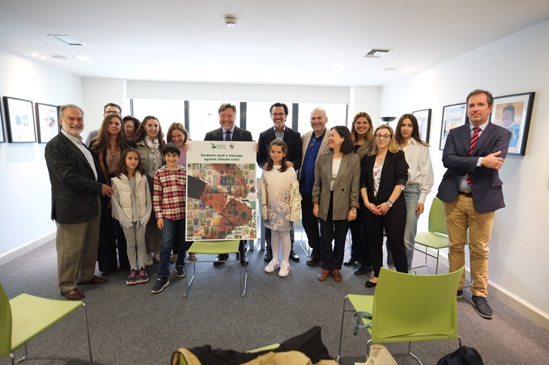 Νίκος Πέτρου (πρόεδρος της ΕΕΠΦ), μαθητές και καθηγητές, (στο κέντρο) Πρέσβης της Βραζιλίας στην Ελλάδα, Paulo Roberto Caminha de Castilhos França, Δημήτρης Καραβέλλας (γενικός δ/ντής στο WWF Ελλάς)