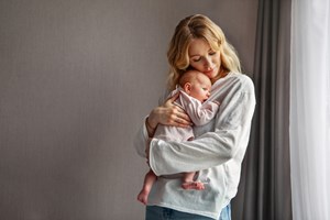 Είναι φυσιολογικό που το μωρό μου φτύνει μετά από κάθε γεύμα; - εικόνα 1