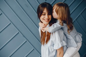 Οι παππούδες δεν είναι απλώς επισκέπτες- Πρέπει να γίνουν ξανά μέρος της οικογένειας - εικόνα 1