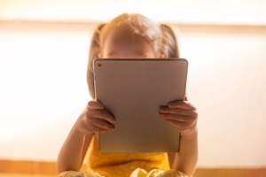 Ο απλός κανόνας που χαρίζει στα παιδιά καλύτερο ύπνο και διάθεση - εικόνα 1