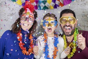 Απόκριες στην Αθήνα: Mουσικές, χοροί και εκπλήξεις γεμίζουν τις γειτονιές και τις πλατείες - εικόνα 2