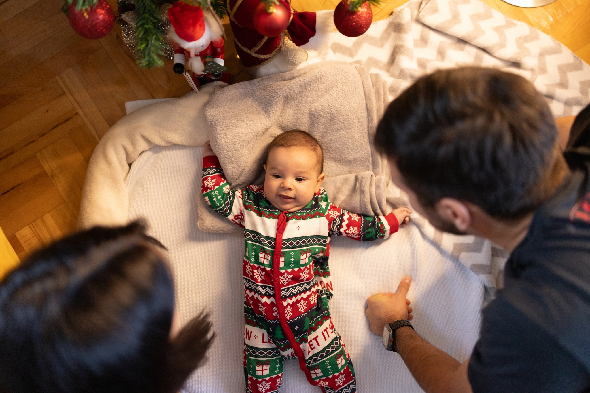 Christmas baby: Πώς να διαχειριστείς τις πολλές αγκαλιές στο μωρό από συγγενείς και φίλους - εικόνα 1