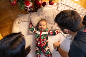 Christmas baby: Πώς να διαχειριστείς τις πολλές αγκαλιές στο μωρό από συγγενείς και φίλους - εικόνα 1