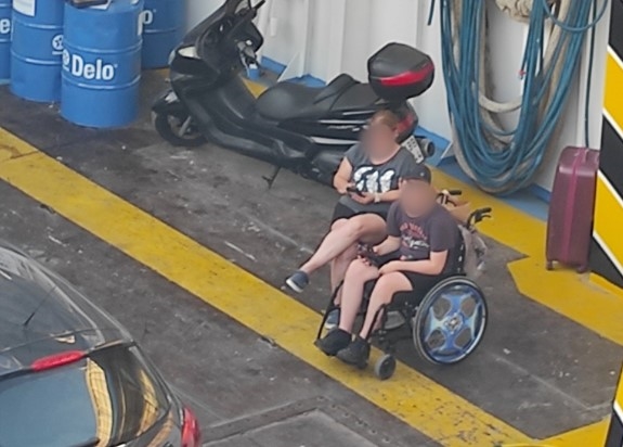 "Είναι σαν εμένα": Η συγκινητική αντίδραση ενός μικρού κοριτσιού ΑμεΑ όταν βλέπει ένα μοντέλο σε αναπηρικό αμαξίδιο - εικόνα 1