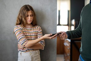 H αυστηρότητα φέρνει επανάσταση; Τι χρειάζονται πραγματικά οι έφηβοι - εικόνα 1