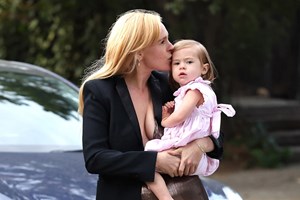 Αγεφύρωτο το χάσμα ανάμεσα στον Μπραντ Πιτ και τους γιους του, Παξ και Μάντοξ - εικόνα 2