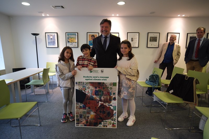 Ο Πρέσβης της Βραζιλίας στην Ελλάδα, Paulo Roberto Caminha de Castilhos França, μαζί με μαθητές/ μαθήτριες που συμμετείχαν στη δράση